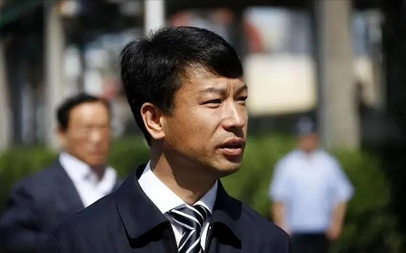 方威早年靠收废铁淘得第一桶金，如今掌控多家企业股权价值超百亿？