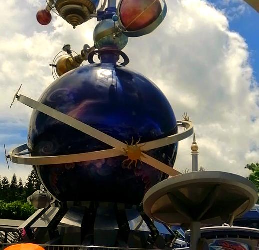 探秘迪士尼明日世界：从1955年展望到2011年影片的神秘历程？