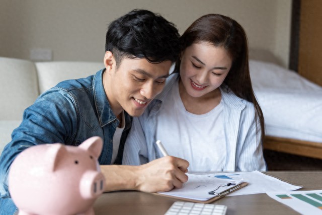 月光族逆袭！3个理财法每月稳存2000，奶茶旅行不愁