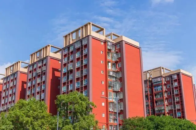 2026年趋势下，两套房家庭或遇麻烦，小县城房产受影响？