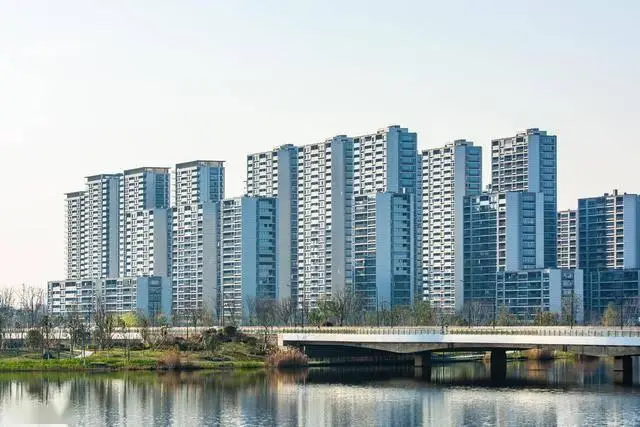 两套房家庭房产贬值风险_2026年两套房家庭面临的大麻烦_2026小县城买房投资