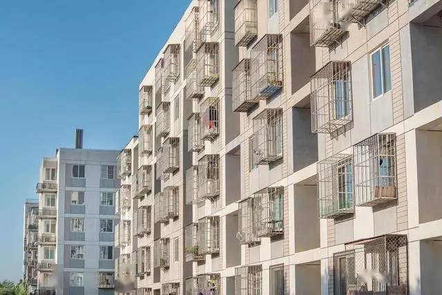 2026年两套房家庭面临的大麻烦_两套房家庭房产贬值风险_2026小县城买房投资