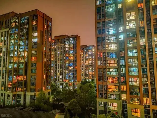 两套房家庭房产贬值风险_2026小县城买房投资_2026年两套房家庭面临的大麻烦