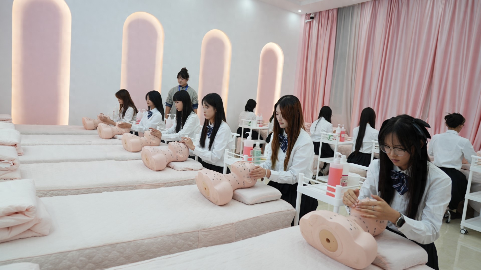 美容美发美妆技校及培训学校介绍，含行业优势与学校特点