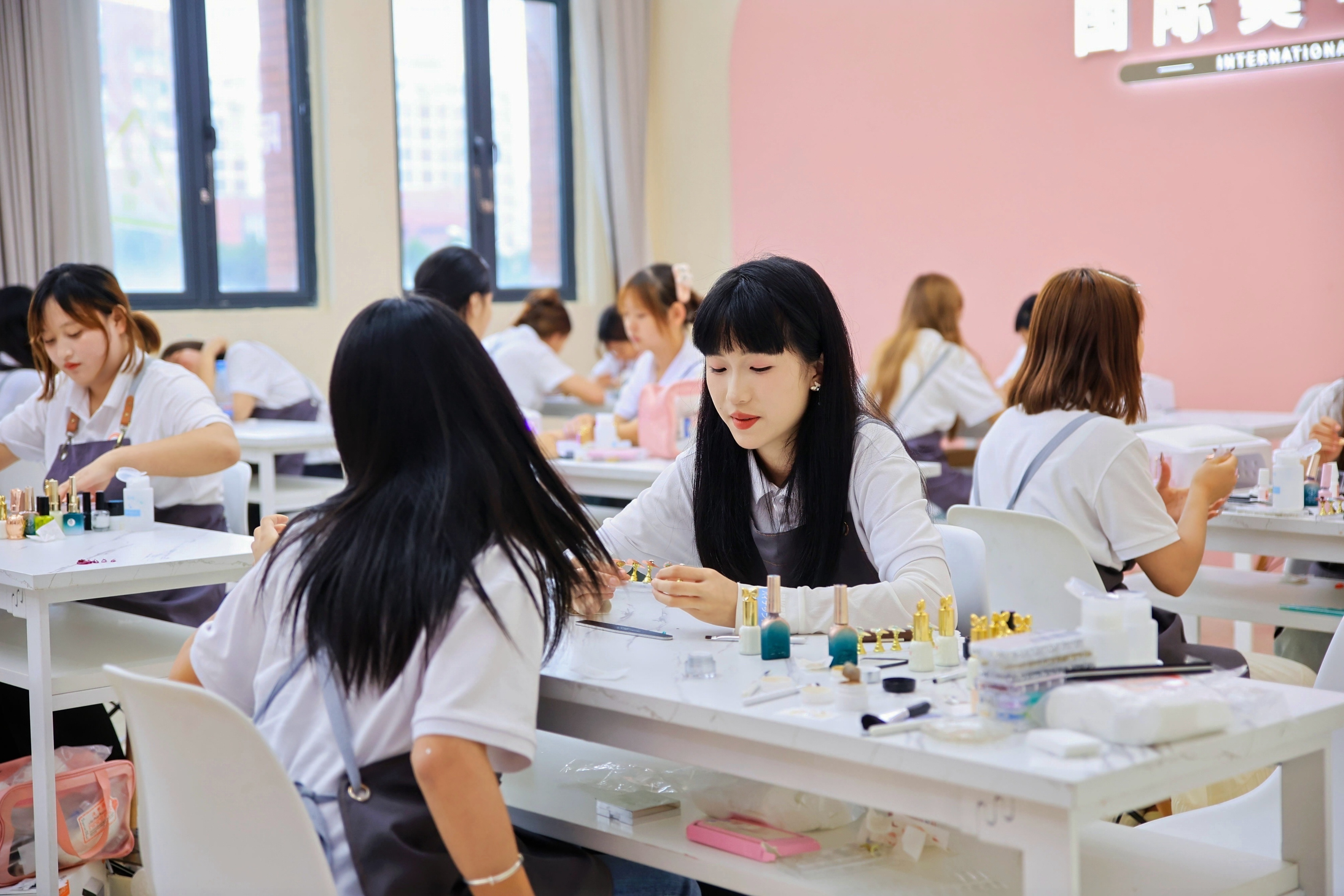 美容美发美妆技校_美容企业有那些?_美容美发美妆培训学校价格