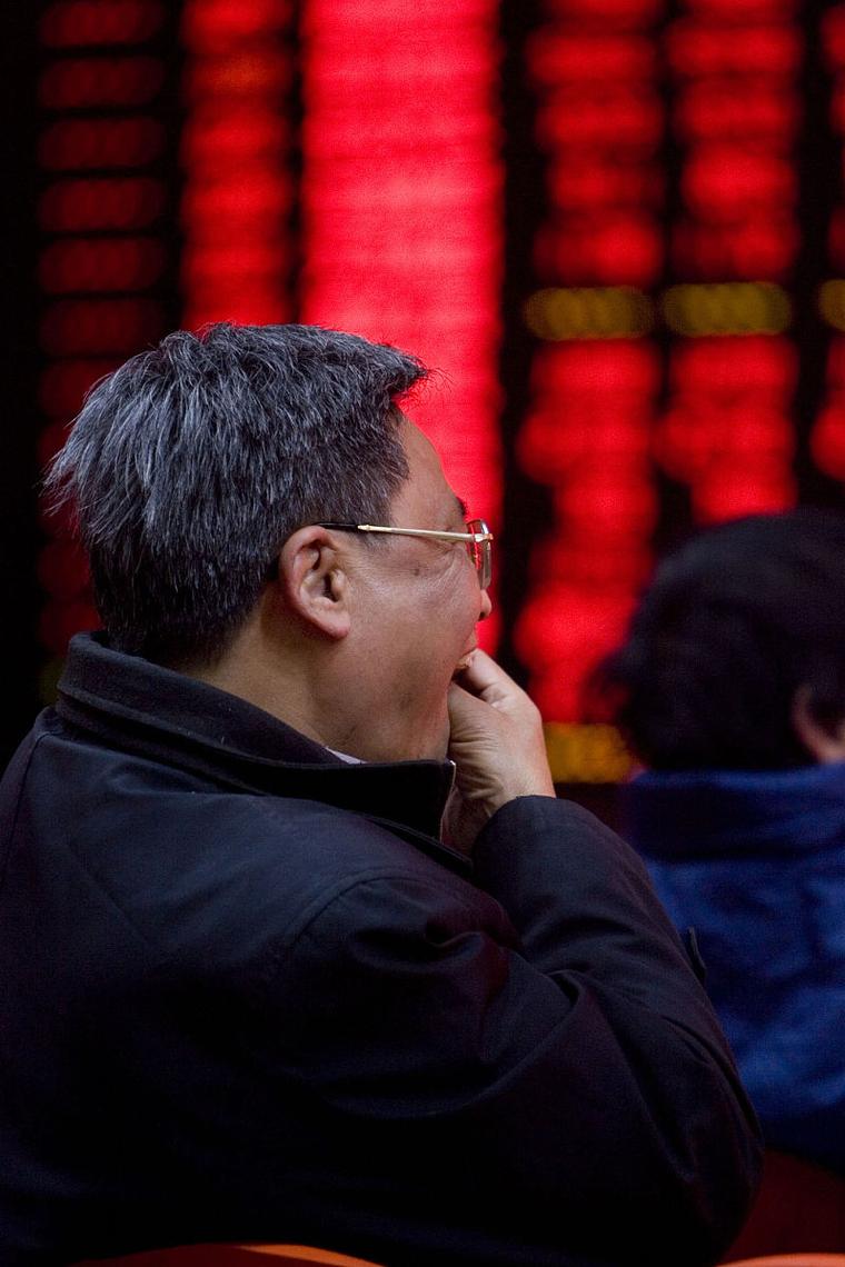 个人股票大跌的图片_A股股灾暴跌7.4%创业板重挫8.91%股民人均亏损3年工资