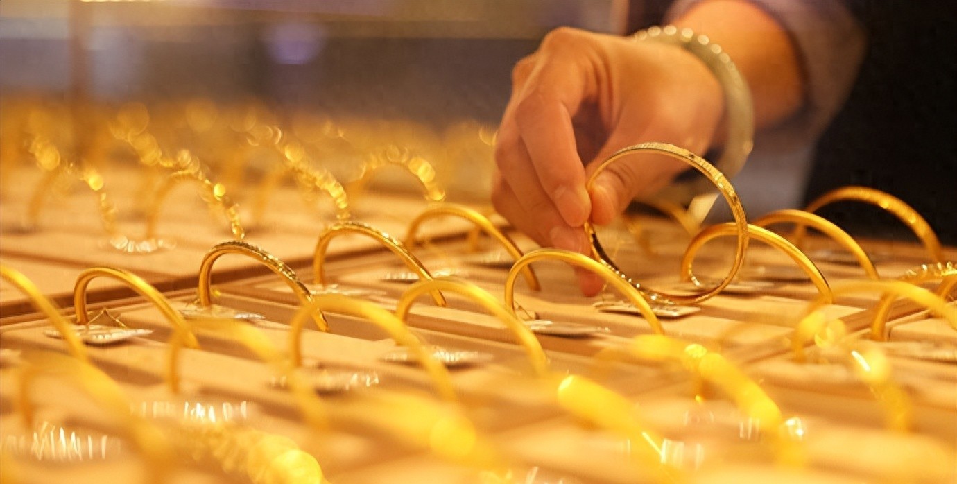 A股、贵金属市场行情变幻，消费冷清，高风险投资市场现何信号？